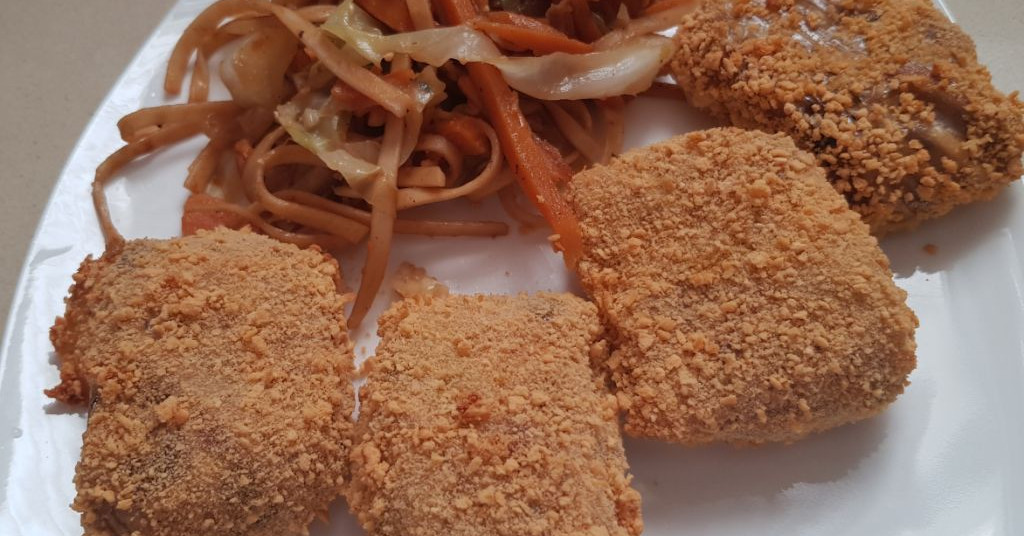 דפי אורז ממולאים בירקות ובציפוי פירורי לחם