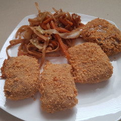 דפי אורז ממולאים בירקות ובציפוי פירורי לחם