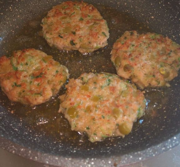 קציצות עוף עם ירוקים בצל ואפונה