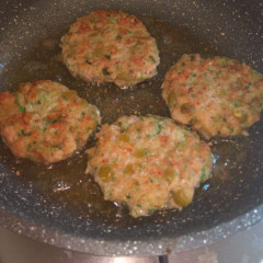 קציצות עוף עם ירוקים בצל ואפונה