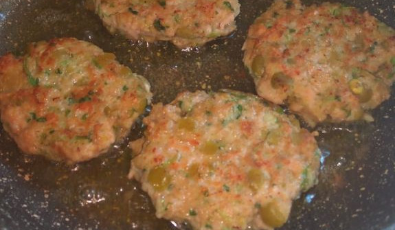 קציצות עוף עם ירוקים בצל ואפונה