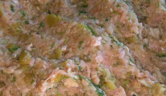 קציצות עוף עם ירוקים בצל ואפונה