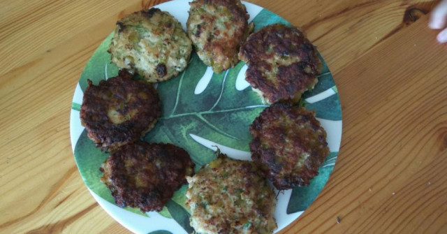 קציצות עוף עם ירוקים בצל ואפונה