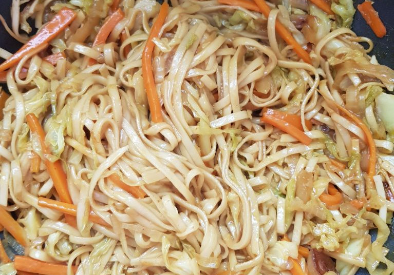 נודלס מוקפץ עם ירקות