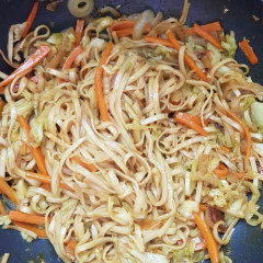 נודלס מוקפץ עם ירקות