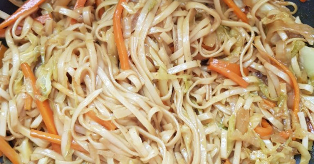 נודלס מוקפץ עם ירקות