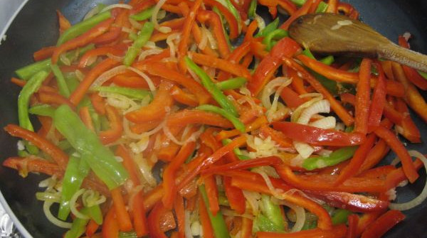 פהיטס - תבשיל פלפלים ועוף מהמטבח המכסיקני