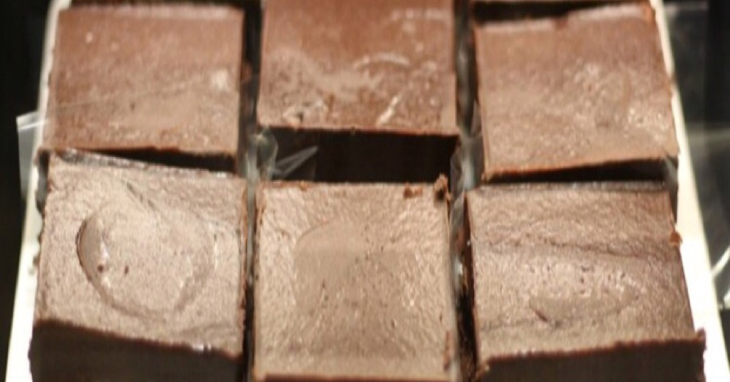 עוגת שוקולית בחושה (מאתר foodisgood)