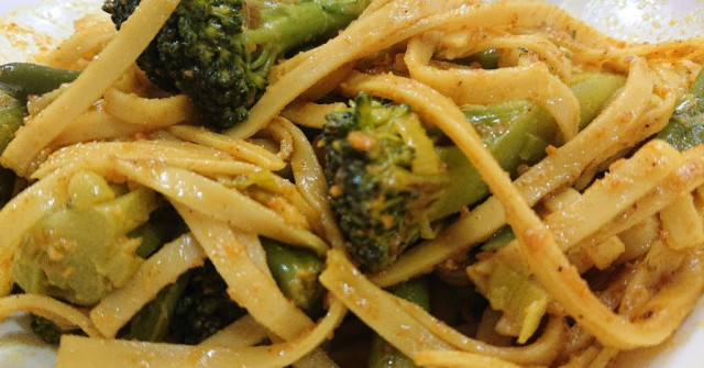 נודלס בקרם קוקוס וקארי