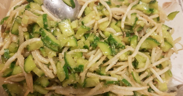 סלט מלפפונים ונבטים ברוטב חמאת בוטנים