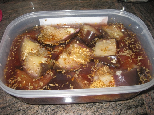 חצילים כבושים בסגנון תימני