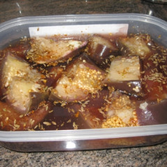 חצילים כבושים בסגנון תימני