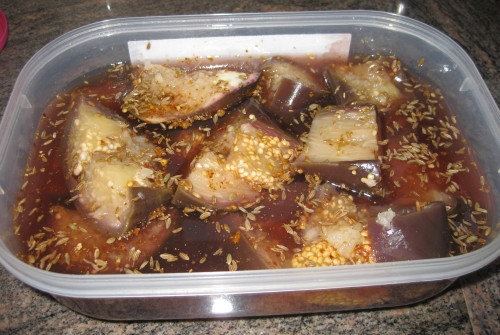 חצילים כבושים בסגנון תימני