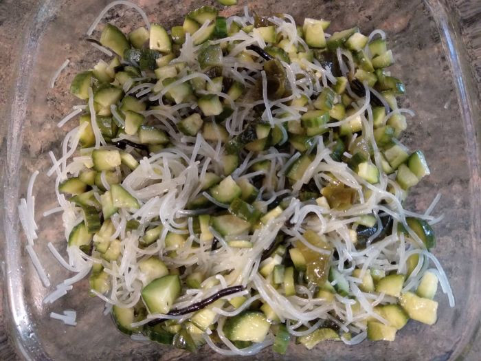 סלט אטריות שעועית, אצות, ומלפפונים