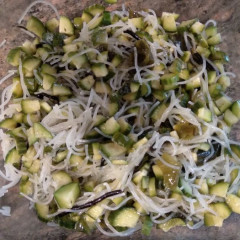 סלט אטריות שעועית, אצות, ומלפפונים