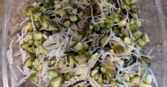 סלט אטריות שעועית, אצות, ומלפפונים