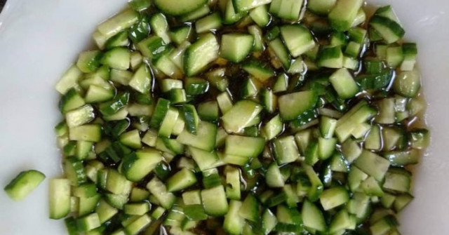 סלט אטריות שעועית, אצות, ומלפפונים