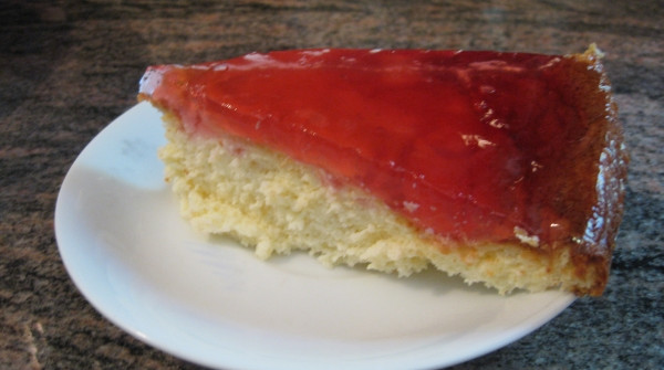 עוגת גבינה אפויה עם ציפוי ג'לי תות