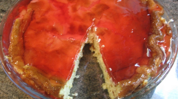 עוגת גבינה אפויה עם ציפוי ג'לי תות