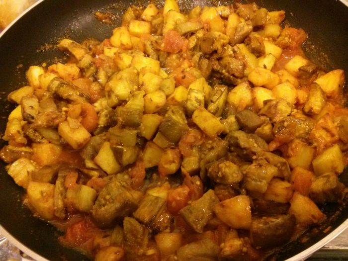 תבשיל תפוחי אדמה וחצילים מהמטבח ההודי