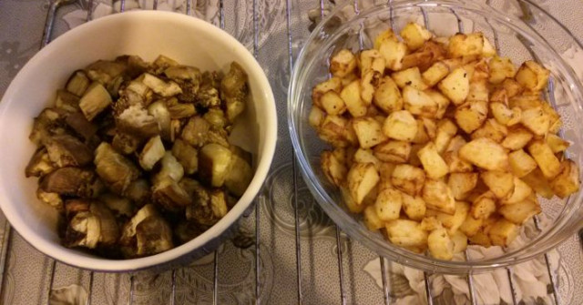 תבשיל תפוחי אדמה וחצילים מהמטבח ההודי
