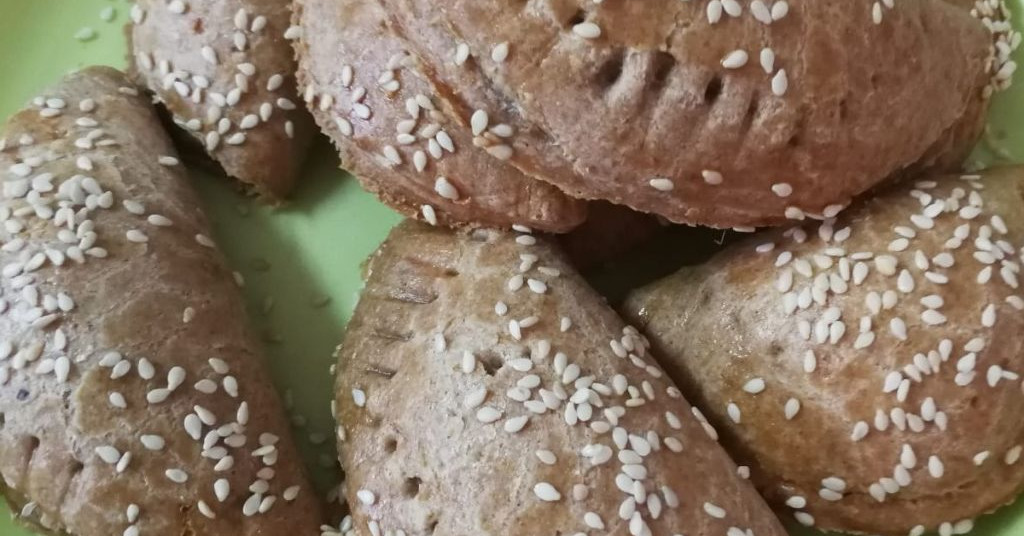 אמפנדה/ סמבוסק אפוי במילוי גבינות, פטריות ובצל מטוגן