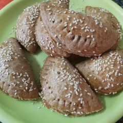 אמפנדה/ סמבוסק אפוי במילוי גבינות, פטריות ובצל מטוגן