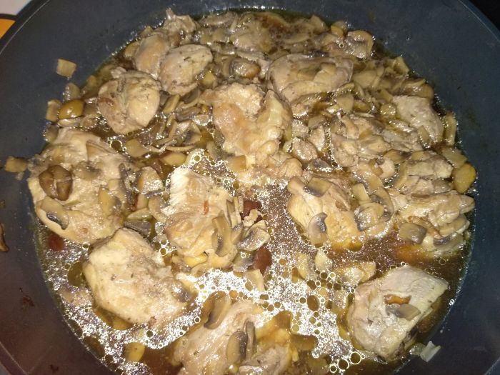 פרגיות עם ערמונים, פטריות ויין אדום