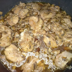 פרגיות עם ערמונים, פטריות ויין אדום