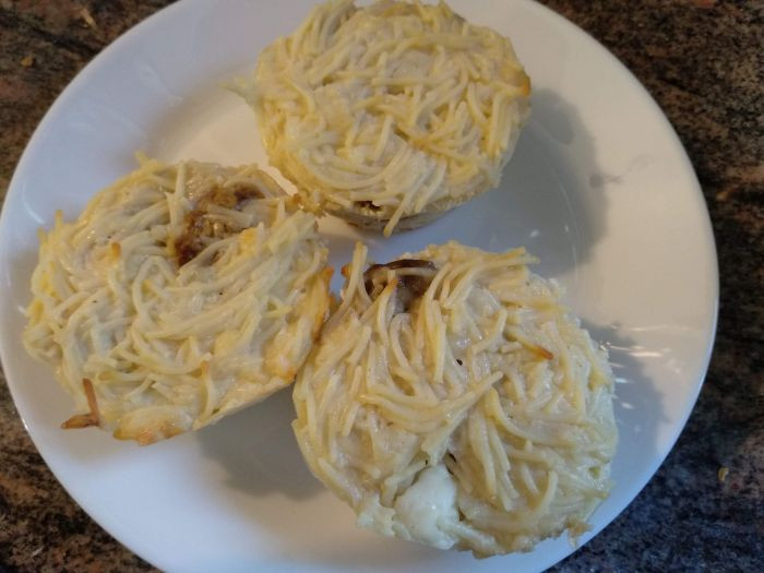 מאפה אטריות, גבינות וחצילים