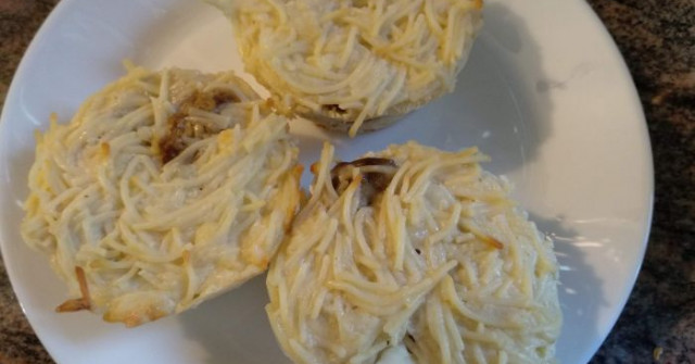 מאפה אטריות, גבינות וחצילים