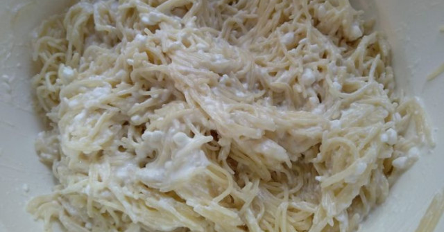 מאפה אטריות, גבינות וחצילים