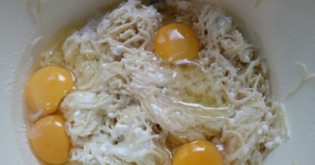 מאפה אטריות, גבינות וחצילים