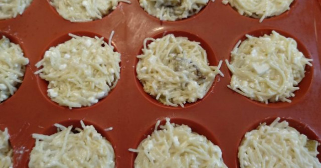 מאפה אטריות, גבינות וחצילים