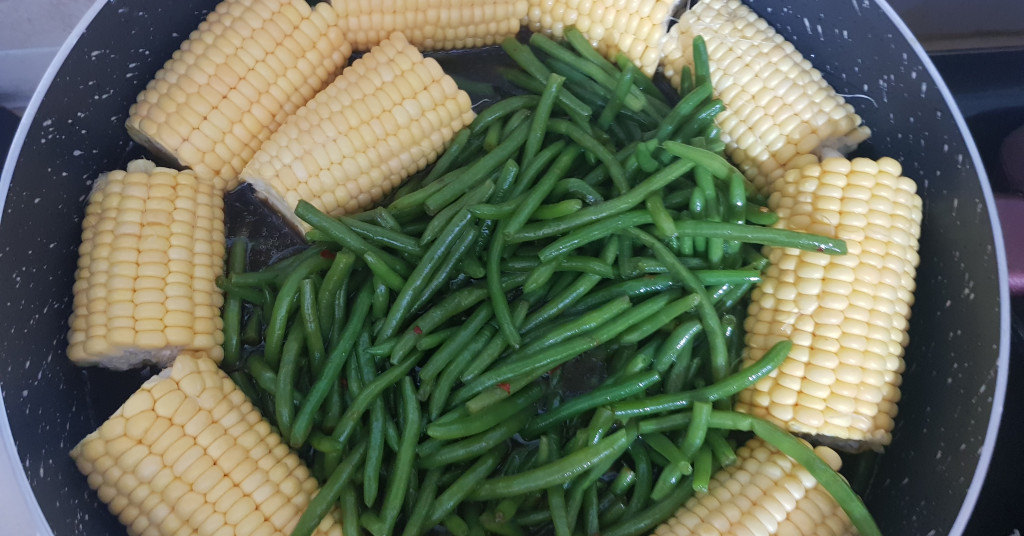 שעועית ירוקה מוקפצת עם תירס