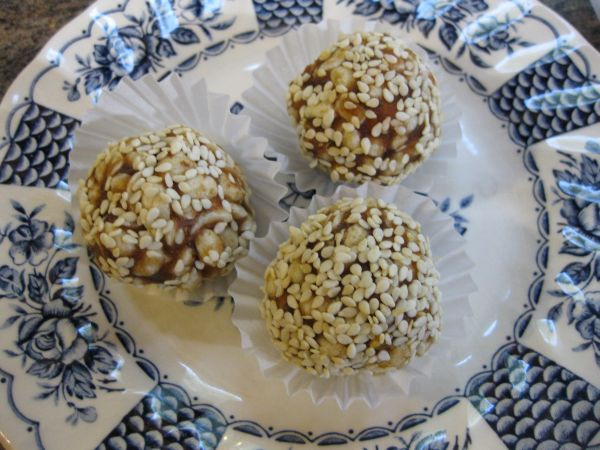 כדורי תמרים ופצפוצי אורז