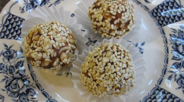 כדורי תמרים ופצפוצי אורז