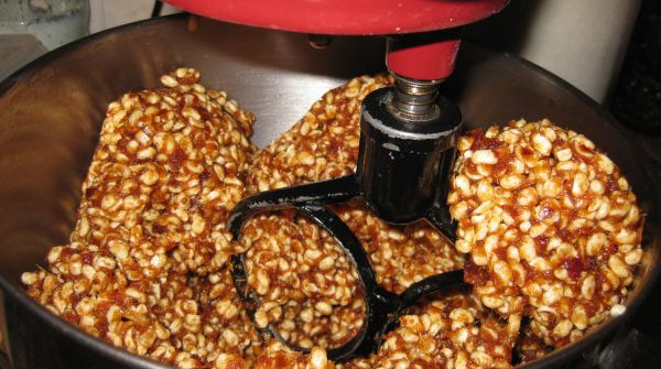 כדורי תמרים ופצפוצי אורז