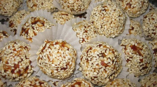 כדורי תמרים ופצפוצי אורז