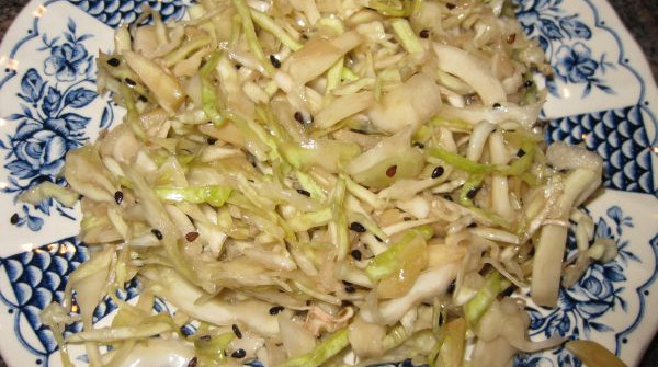 סלט כרוב ושקדים