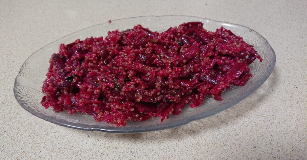 סלט קינואה וסלק אדום טרי