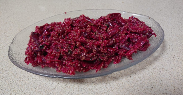 סלט קינואה וסלק אדום טרי