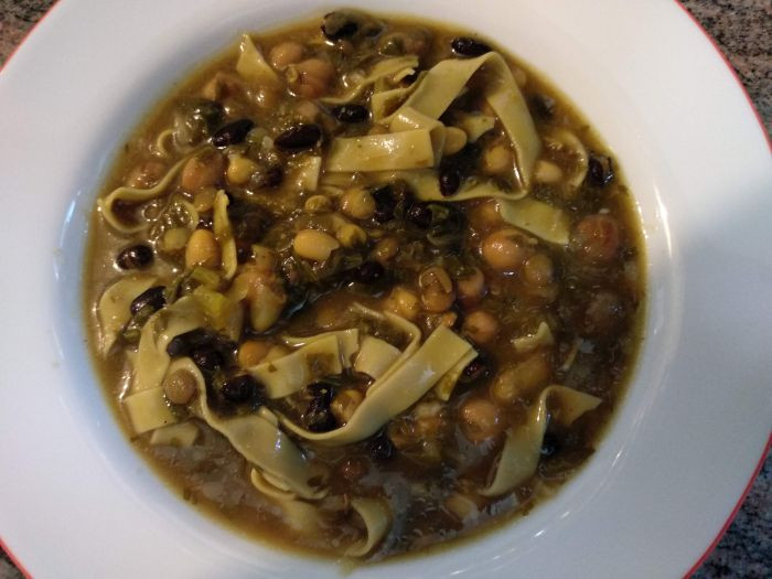 אָשֵה רֶשְתֶה – מרק קטניות, עשבי תיבול ואטריות מהמטבח הפרסי