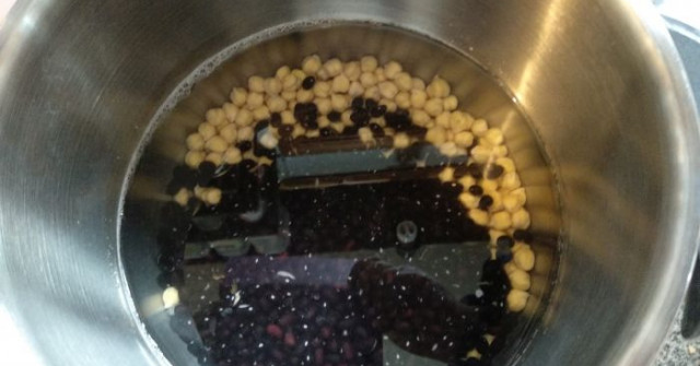 אָשֵה רֶשְתֶה – מרק קטניות, עשבי תיבול ואטריות מהמטבח הפרסי