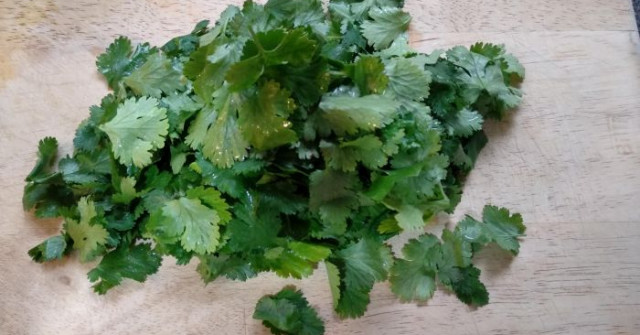 אָשֵה רֶשְתֶה – מרק קטניות, עשבי תיבול ואטריות מהמטבח הפרסי