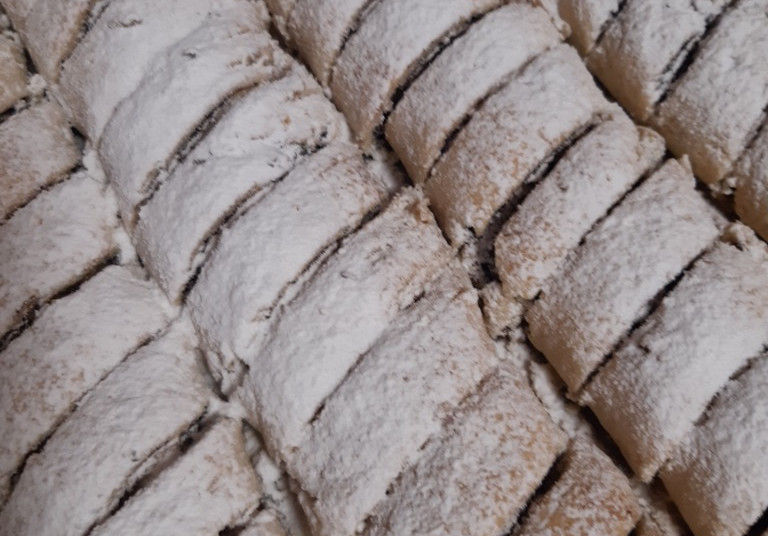 עוגיות תמרים ואגוזים / שוקולד / חלבה