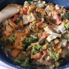 טופו וירקות ברוטב סטאי אינדונזי