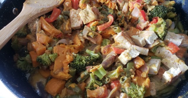 טופו וירקות ברוטב סטאי אינדונזי