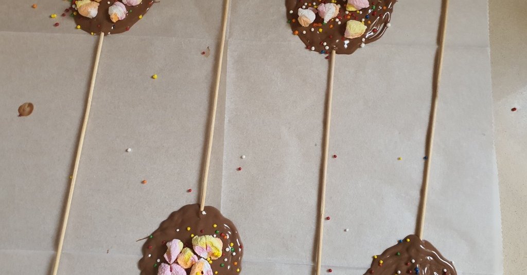 סוכריות שוקולד על מקל