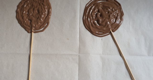 סוכריות שוקולד על מקל